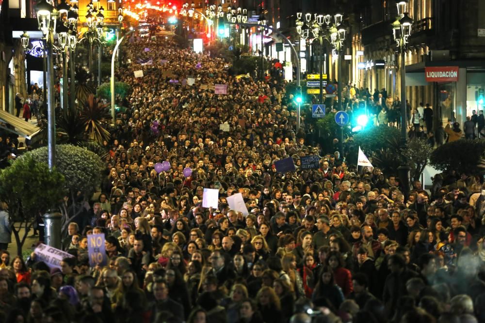 Miles de personas recorren las calles de Vigo en la manifestación central del 8-M