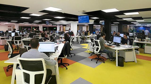 Vista panorámica de la nueva redacción de INFORMACIÓN con el plató de InformaciónTV al fondo