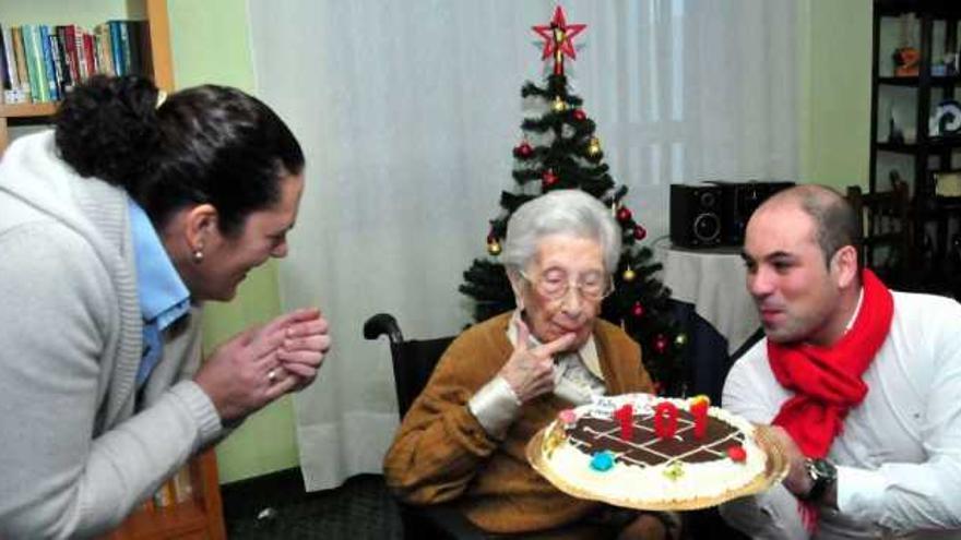 Pepita López prueba la tarta de su 101 aniversario.  // Iñaki Abella