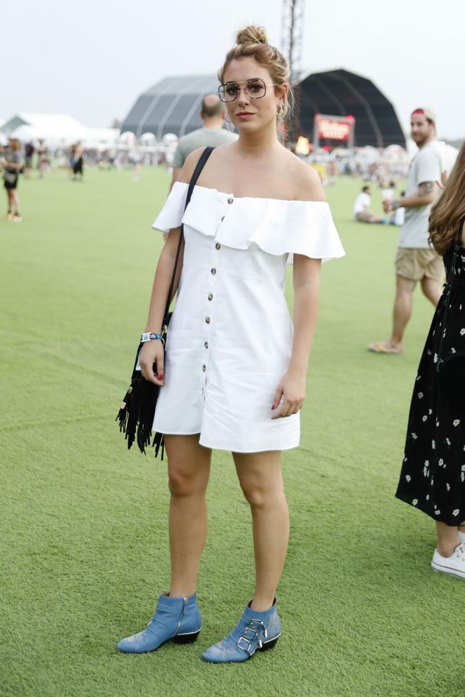 Blanca Suárez con vestido blanco y botines azules en el 'Mad Cool'