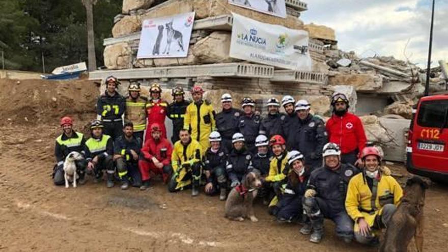 Bomberos y perros de rescate se miden en La Nucía