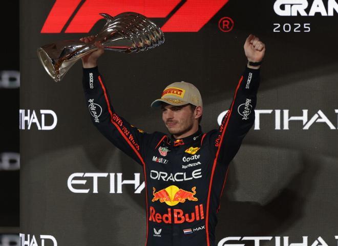ABU DHABI (United Arab Emirates), 07/12/2025.- First placed Red Bull Racing driver Max Verstappen of Netherlands poses on the podium after the Formula One Abu Dhabi Grand Prix at the Yas Marina Circuit racetrack in Abu Dhabi, United Arab Emirates, 07 December 2025. (Fórmula Uno, Países Bajos; Holanda, Emiratos Árabes Unidos) EFE/EPA/ALI HAIDER
