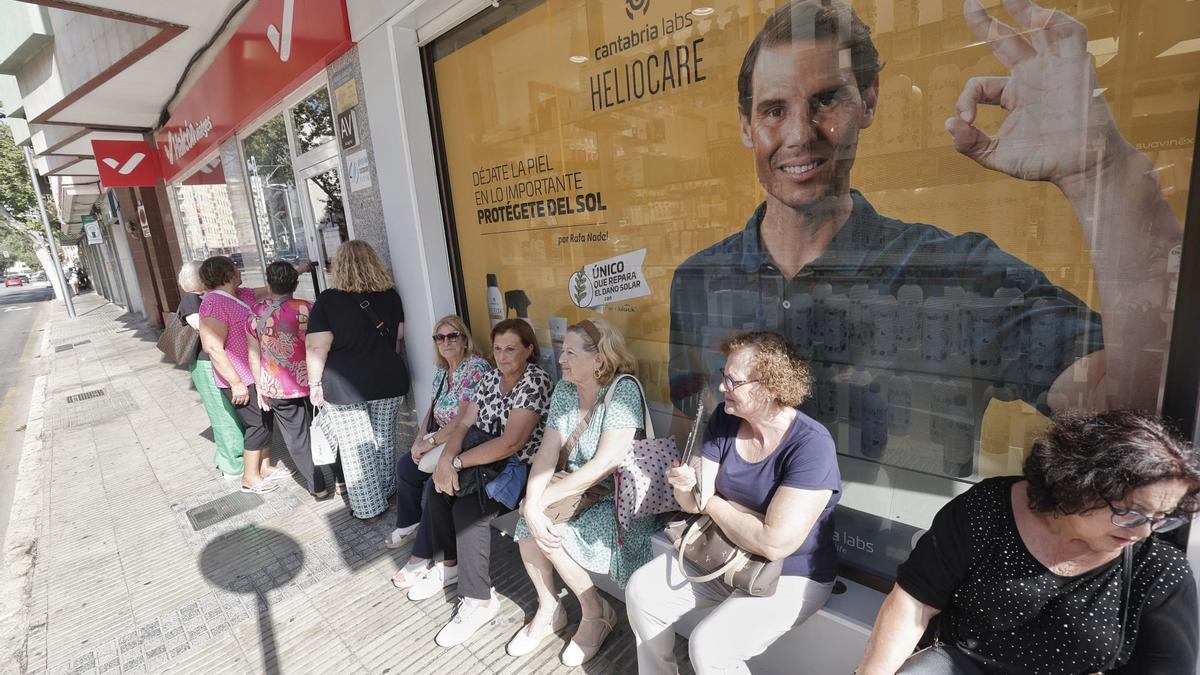 Las mas madrugadoras haciendo cola esta mañana en una agencia de viajes en la calle Eusebio Estada, en Palma.