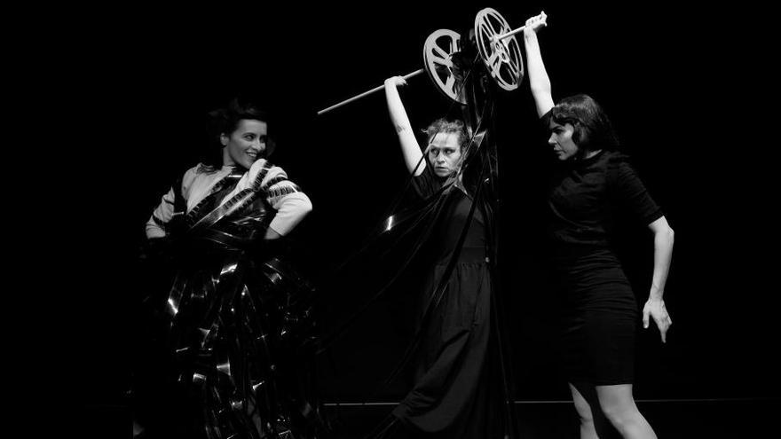 Las tres actrices, durante una escena de &#039;Las hermanas de Manolete&#039;.