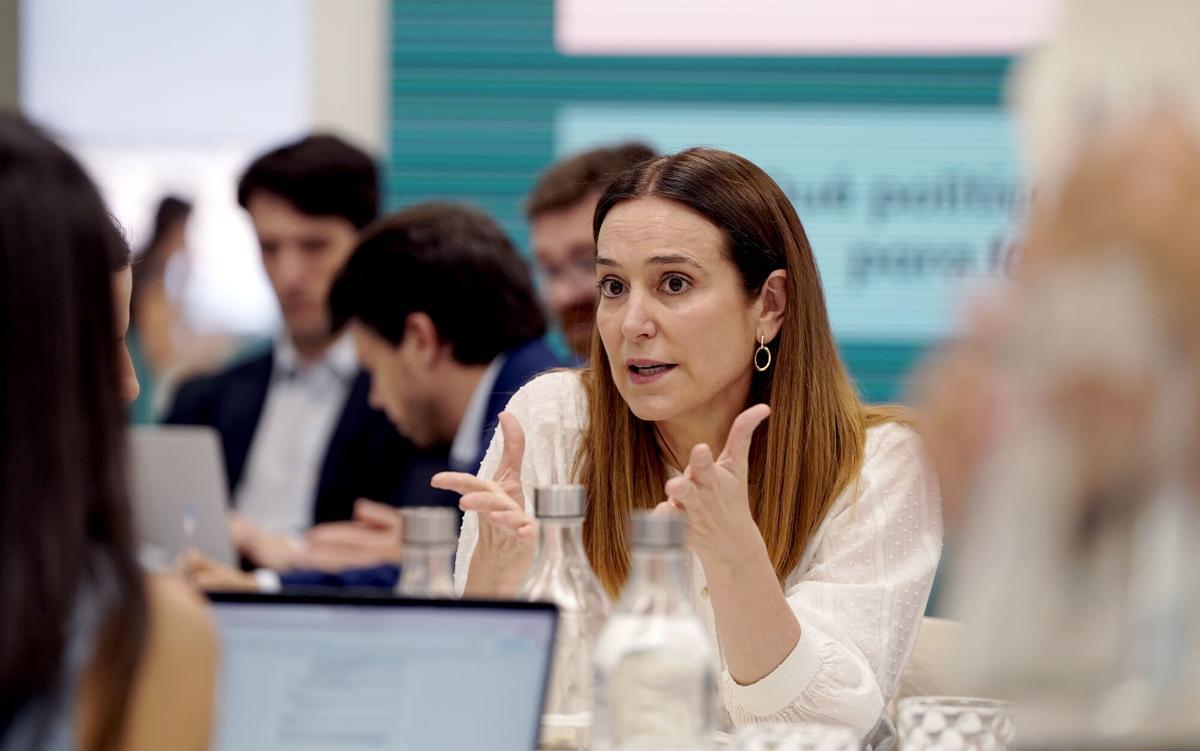 Olga Grau, directora de comunicación con stakeholders de Banco Santander, en una de las mesas del 'Observatorio Social de la Vivienda'