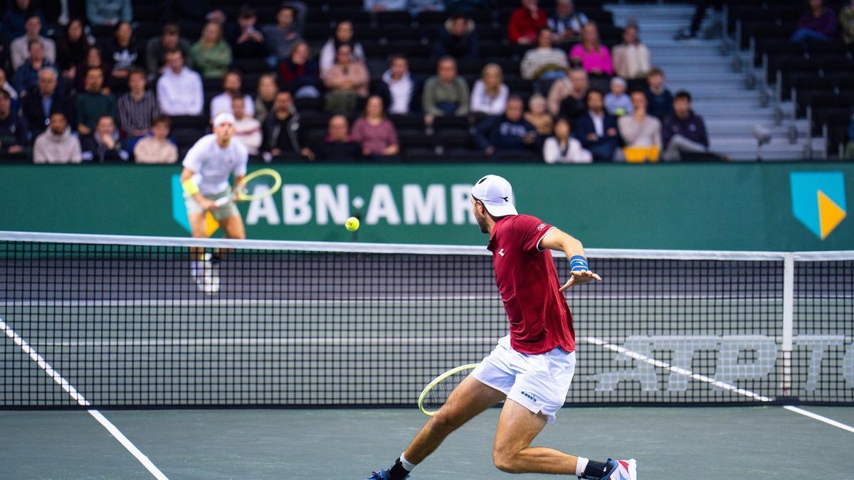 Davidovich, al fondo, durante su partido en el abierto de Rotterdam ante el alemán Struff.