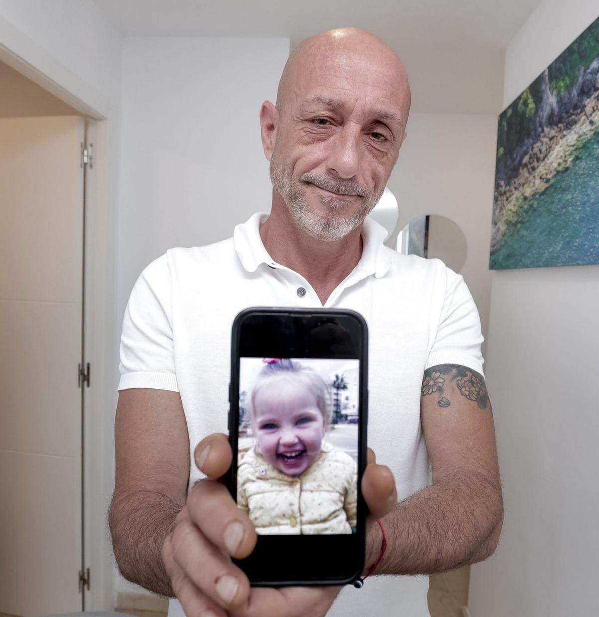 Rubén García muestra una foto de su hija, Sofía Oliva, de tres años. | B. RAMON