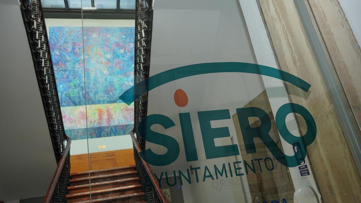 Logo de Siero en la puerta de acceso a la Casa Consistorial, en la Pola.