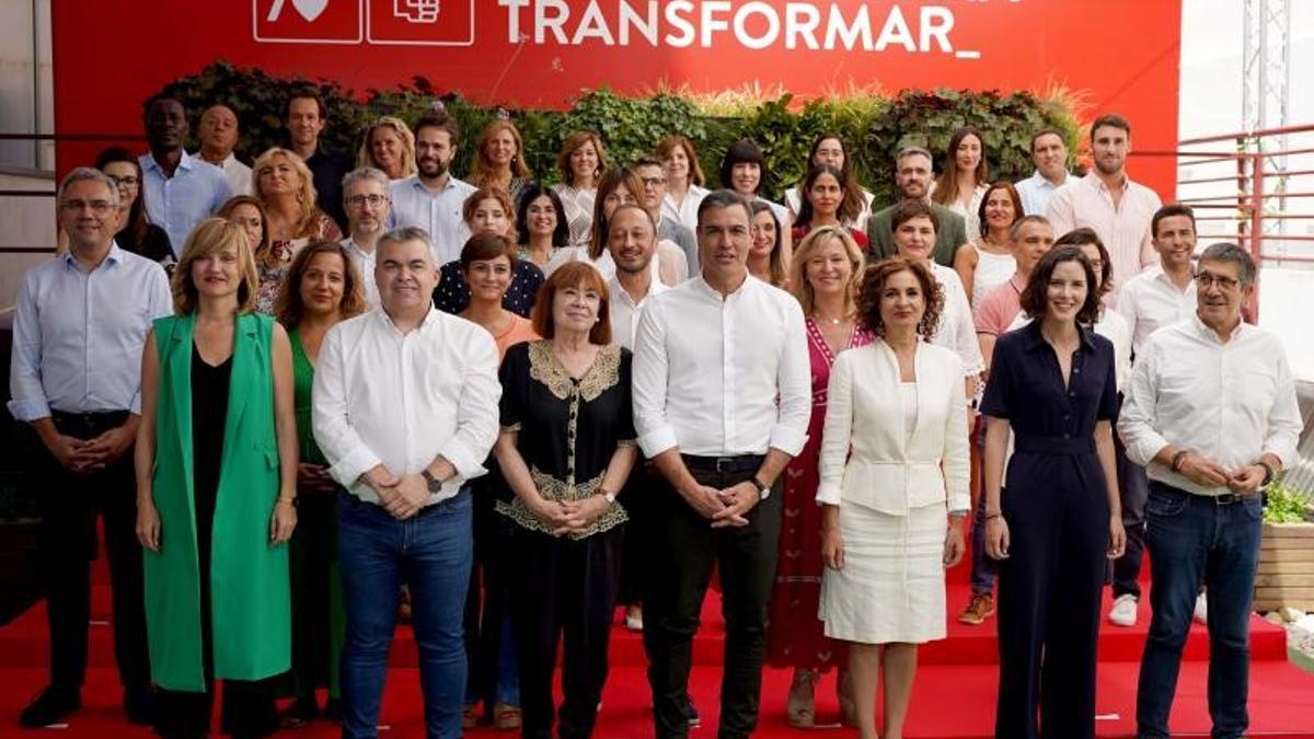 El secretario general del PSOE y presidente del Gobierno, Pedro Sánchez, posa con la nueva ejecutiva federal del PSOE, este 23 de julio de 2022 en Ferraz.