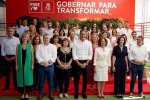 El secretario general del PSOE y presidente del Gobierno, Pedro Sánchez, posa con la nueva ejecutiva federal del PSOE, este 23 de julio de 2022 en Ferraz.