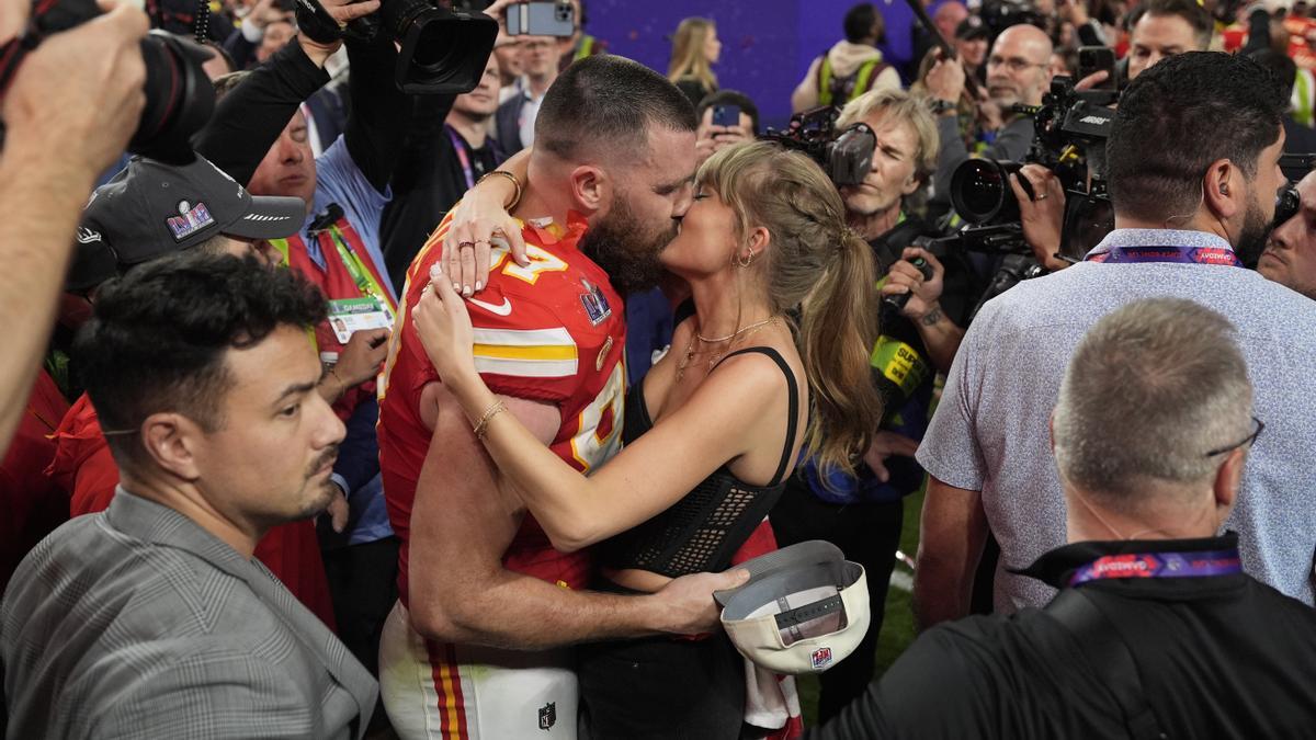 Taylor Swift y Travis Kelce se besan después de que Kansas City Chiefs, equipo en el que juega la pareja de la cantante, ganase la edición 58 de la Super Bowl, el pasado 11 de febrero en Las Vegas.