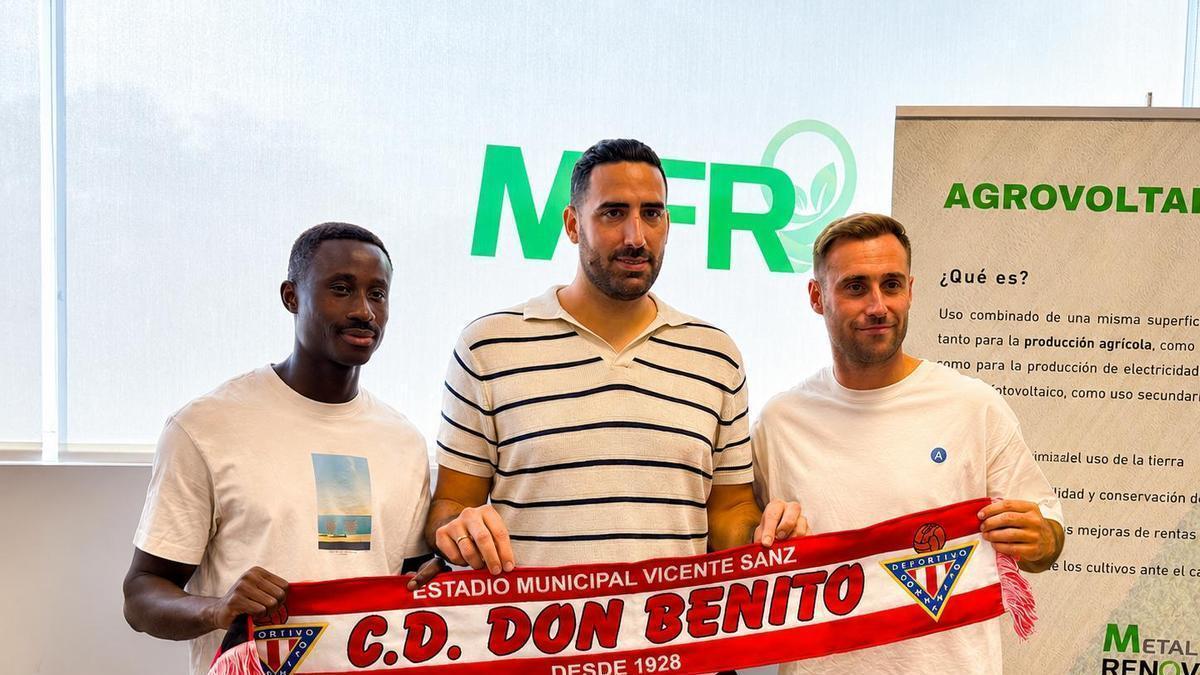 Jorge Mendoza, en el centro, junto a Samu Gomis y Gorka Santamaría.
