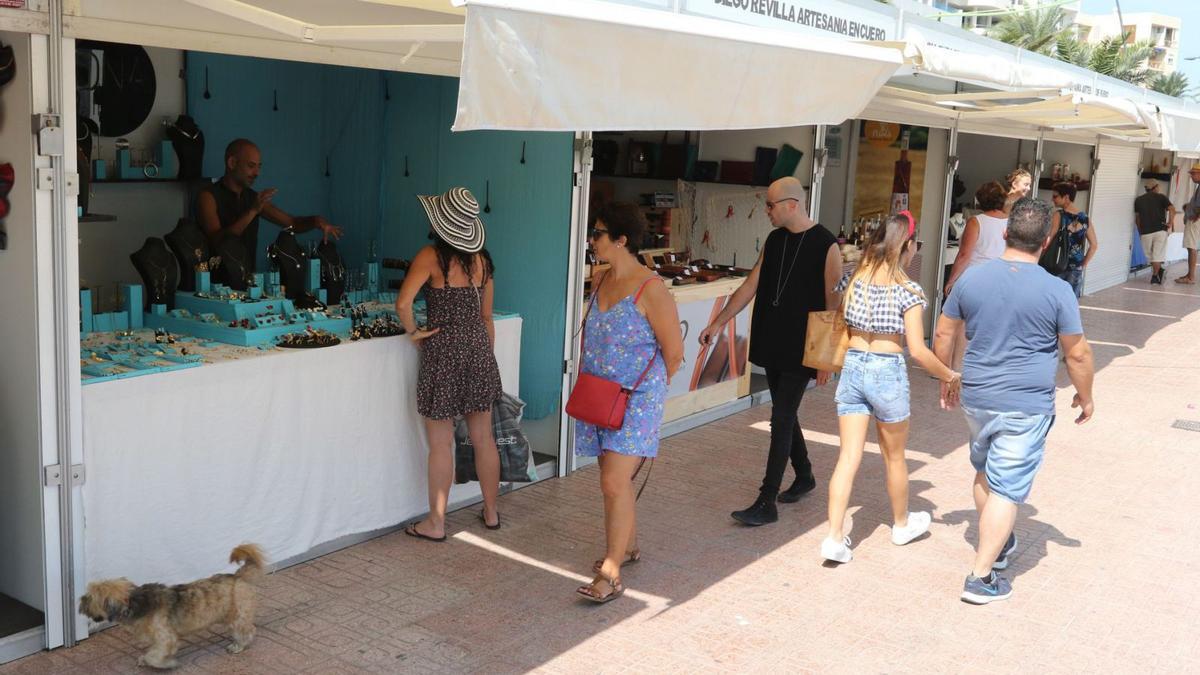Una edición anterior de la feria de artesanía en el puerto de Ibiza.