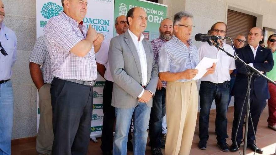 Discurso del alcalde, Jesús Carnero, con Aurelio Tomás a su lado.