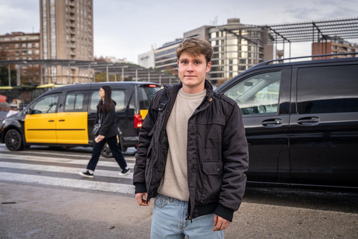 Barcelona 16/12/2025 Barcelona. Implícame sobre el conflicto del taxi en la estación de Sants. Qué piensa la gente: si utiliza más el taxi que Uber, qué opina de que los VTC puedan desaparecer… PERSONA: Alex Bonet. AUTOR: MANU MITRU