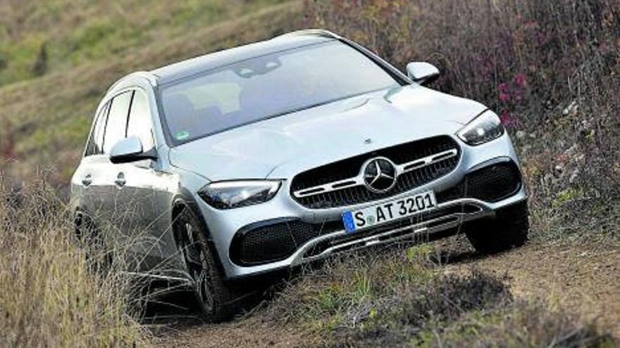 polivalent. La tracció 4MATIC i la major altura al terra doten el Classe C All-Terrain d’unes destacades capacitats off-road. L’interior disposa del mateix desplegament digital que la berlina. mercedes-benz