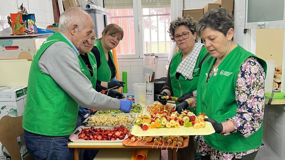 Voluntarios de la AECC de Toro preparan los desayunos para los escolares.