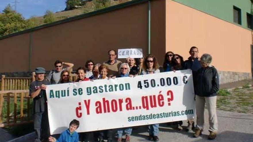 Miembros del colectivo Sendas de Asturias, ante la nave del Museo de la Carisa en la Enfistiella.