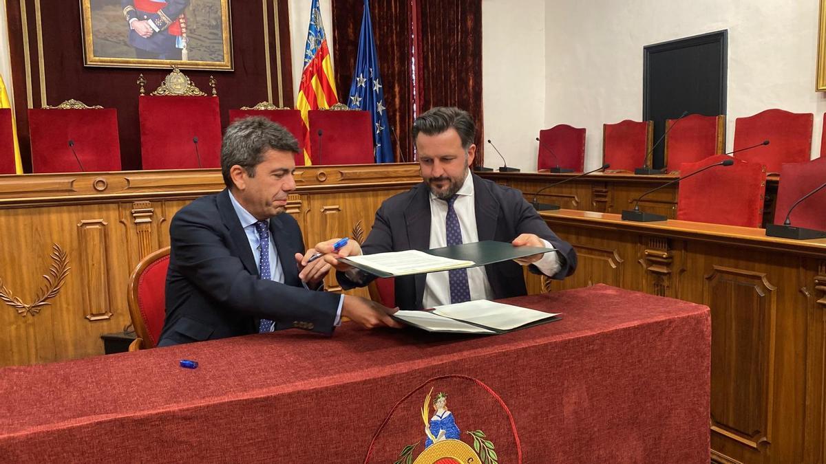 Firma del convenio del tranvía de Elche entre Carlos Mazón y Pablo Ruz, este viernes en el ayuntamiento