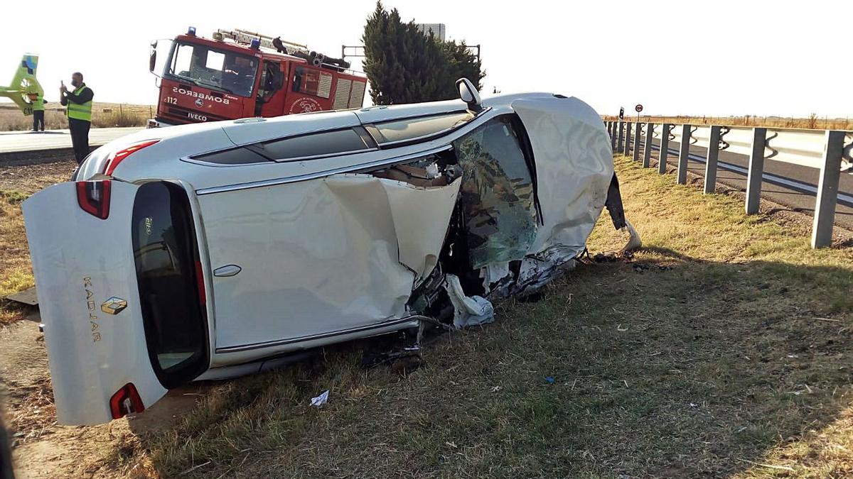 Turismo volcado en la mediana en el kilómetro 255 de la A-6 a la altura de Castrogonzalo. | Cedida