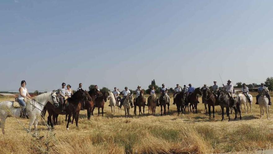 Participantes en el encuentro de caballistas celebrado ayer en Santa Cristina de la Polvorosa.