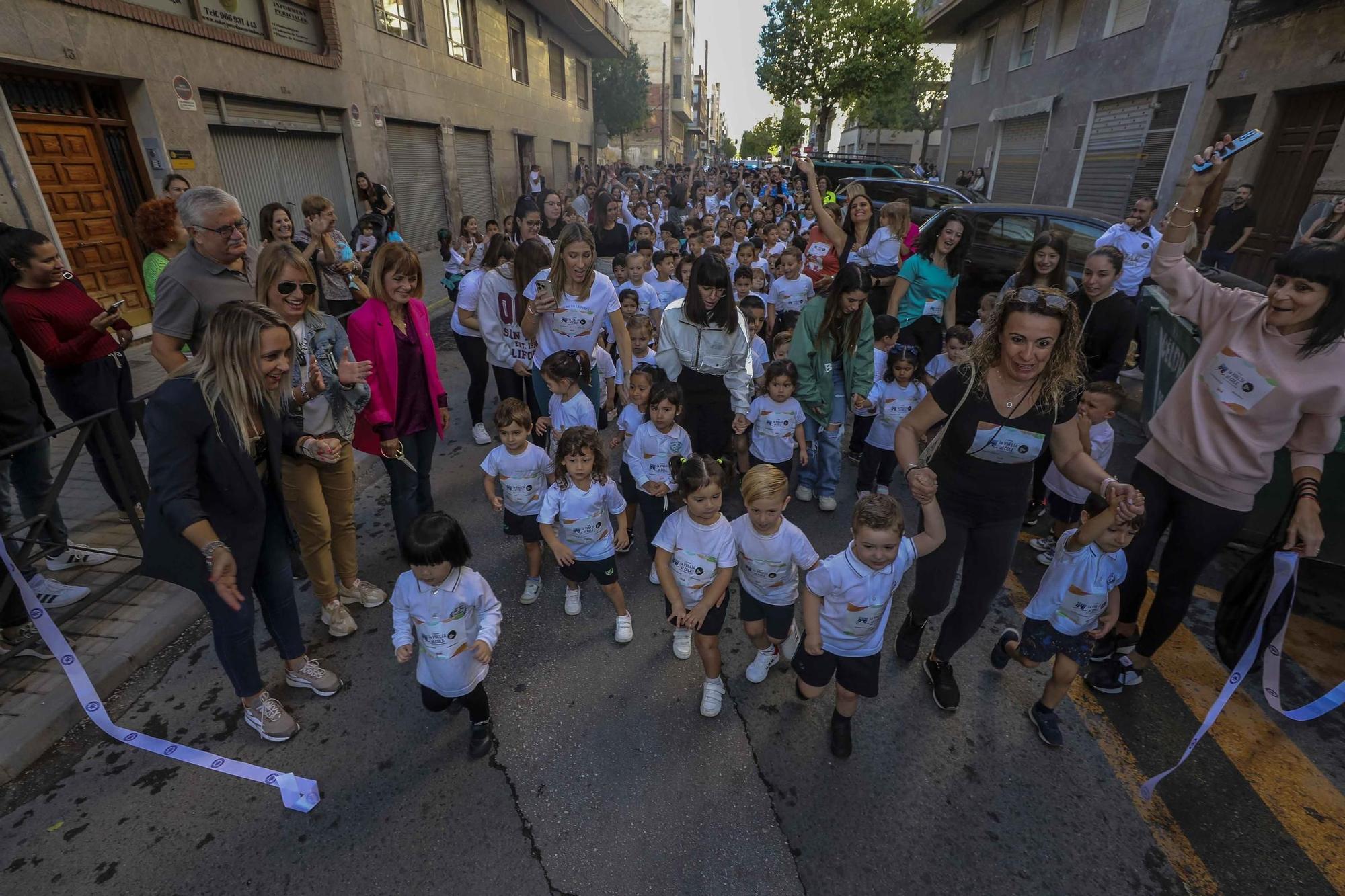 La carrera solidaria contra la leucemia infantil en el colegio San Jose de Calasanz Elche