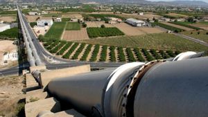 Conducciones del trasvase Tajo-Segura a su paso por la huerta de la Vega Baja cerca de Orihuela.