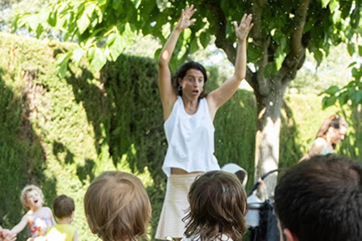 Els tallers per a nadons i famílies han tingut sessions dedicades als núvols, a l’aigua (a la foto) i a la terra, i també una musicada