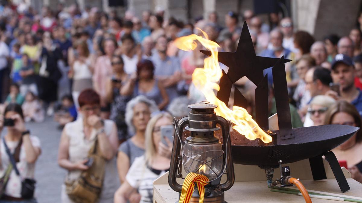 la flama del Canigó a la seva arribada a Girona el 2019