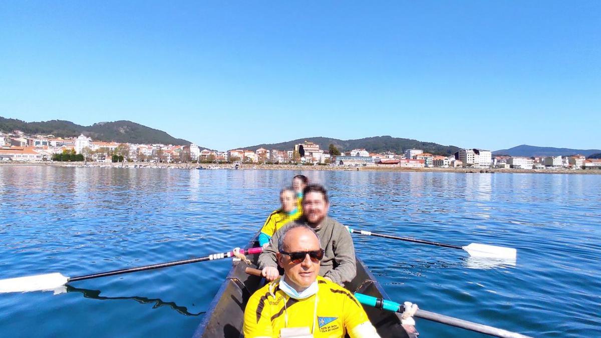 Usuarios en el batel, en el baño de mar en Cangas