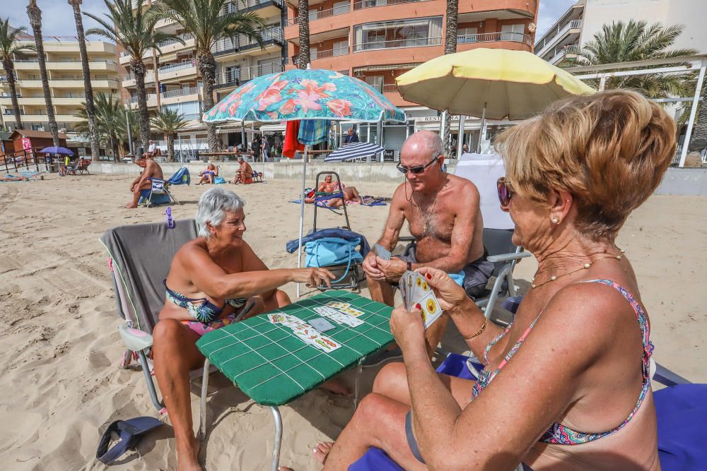 Imágenes de Torrevieja de este viernes 13 de marzo con terrazas y paseos llenos y playas animadas