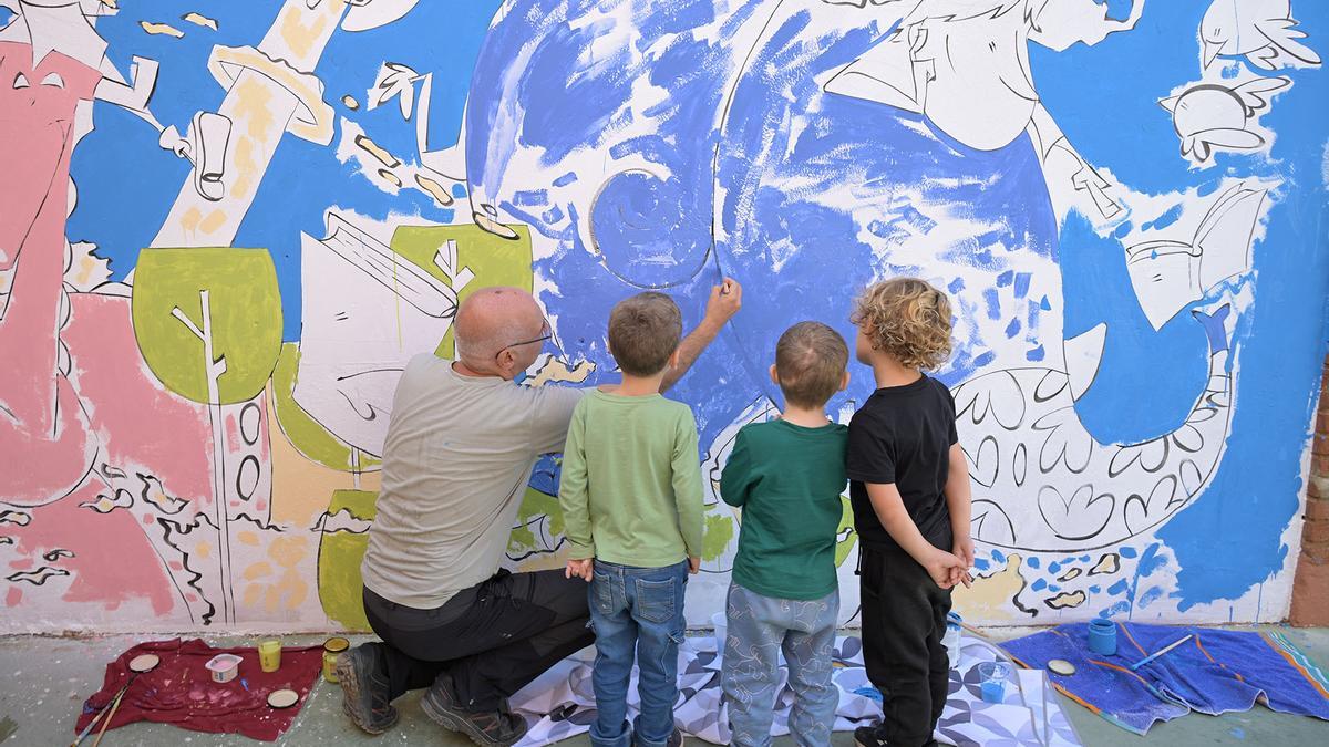 Alumnat  d'Infantil del CEIP Jaume I de Paiporta participant en la creació d'un mural col·lectiu.