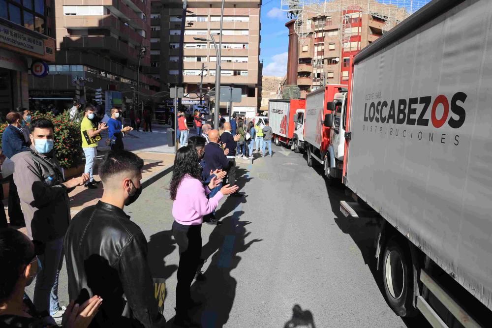 Hosteleros colapsan el centro de Lorca reclamando la apertura de sus negocios