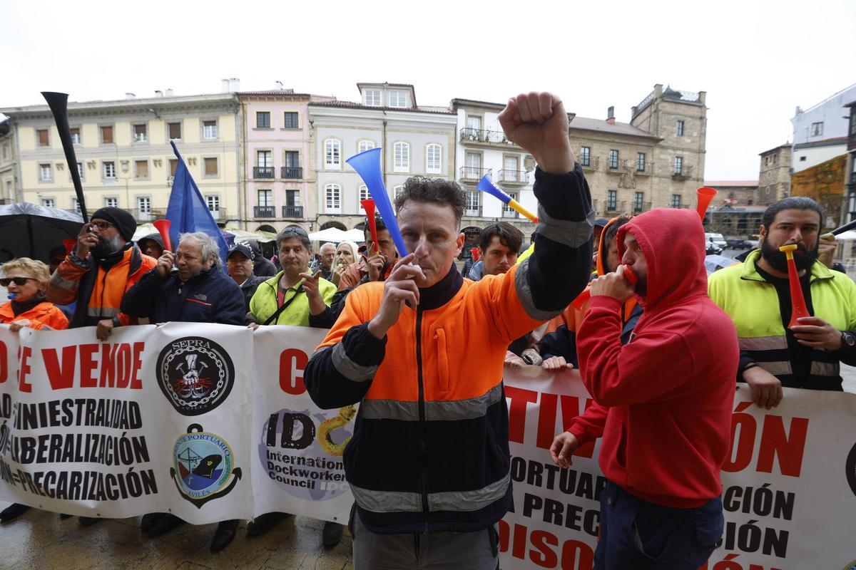 EN IMÁGENES: La alcaldesa de Avilés sufre un escrache en un minuto de silencio por el 11M