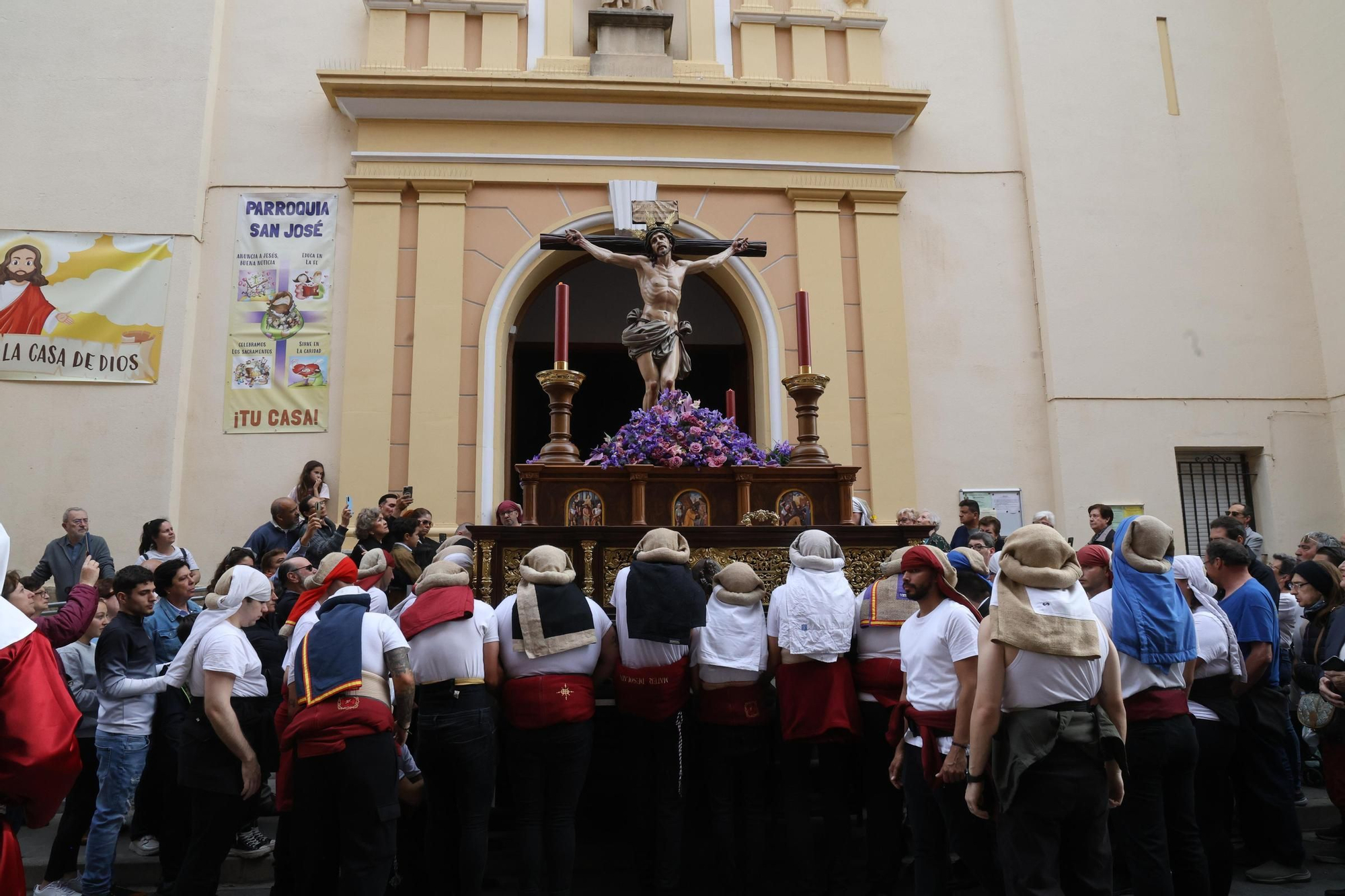 La Hermandad Penitencial Mater Desolata deja huella en el Viernes Santo de Alicante