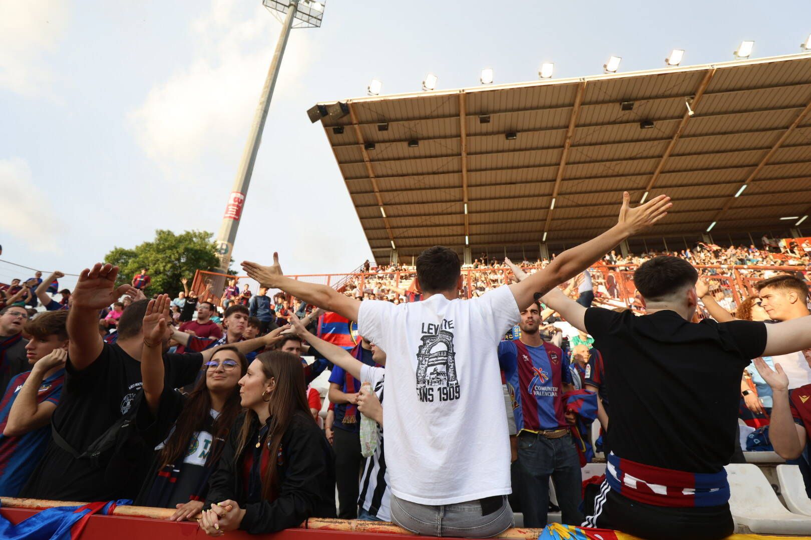 La afición del Levante, junto a su equipo en Albacete