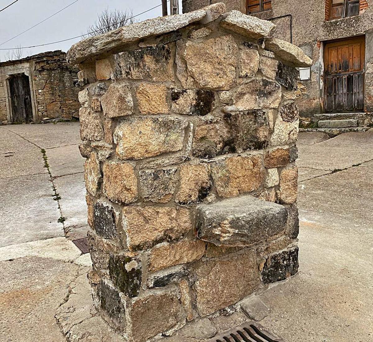 Una de las fuentes recuperadas con piedra autóctona. | Ch. S.