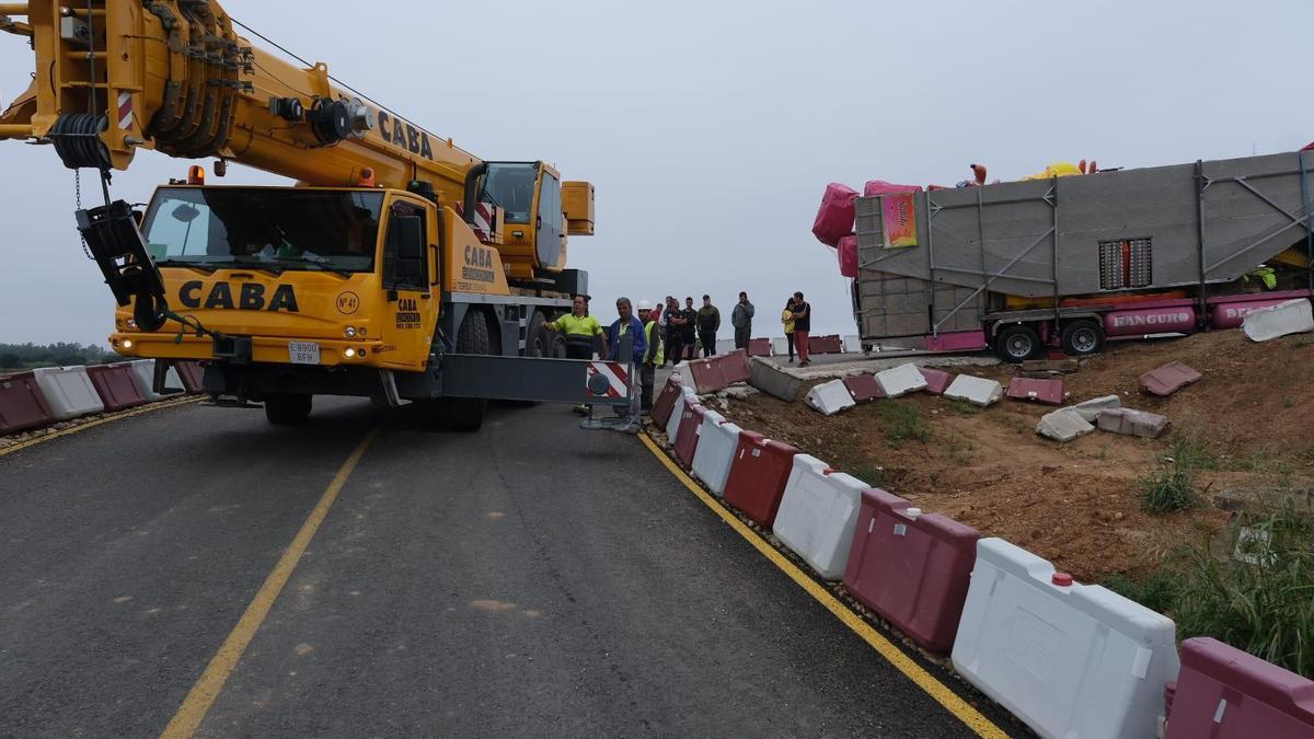 La grúa en la zona para retirar en camión accidente.