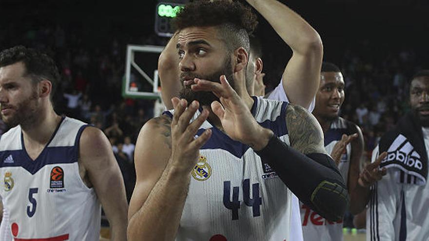 Los jugadores del Madrid celebran la victoria en Estambul.