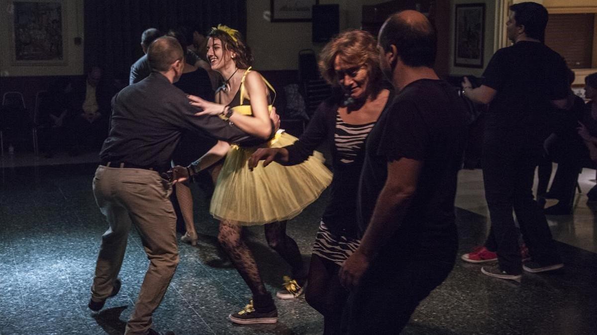 Gente bailando en un local de Barcelona