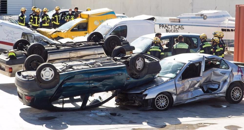 Bomberos de Alicante y del Consorcio Provincial realizan maniobras de rescate en accidentes de tráfico