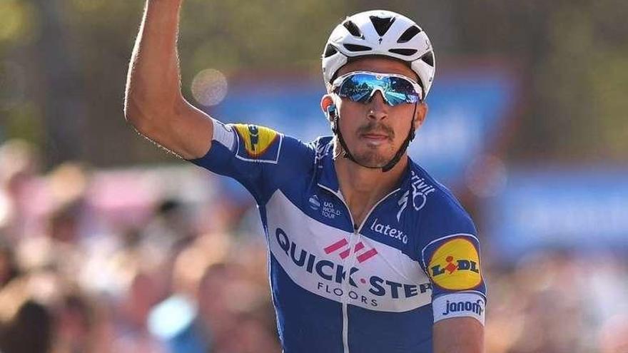 Alaphilippe levanta el brazo al cruza la línea de meta.