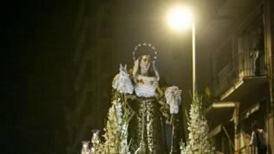 La imagen de Mater Desolata durante la procesión.