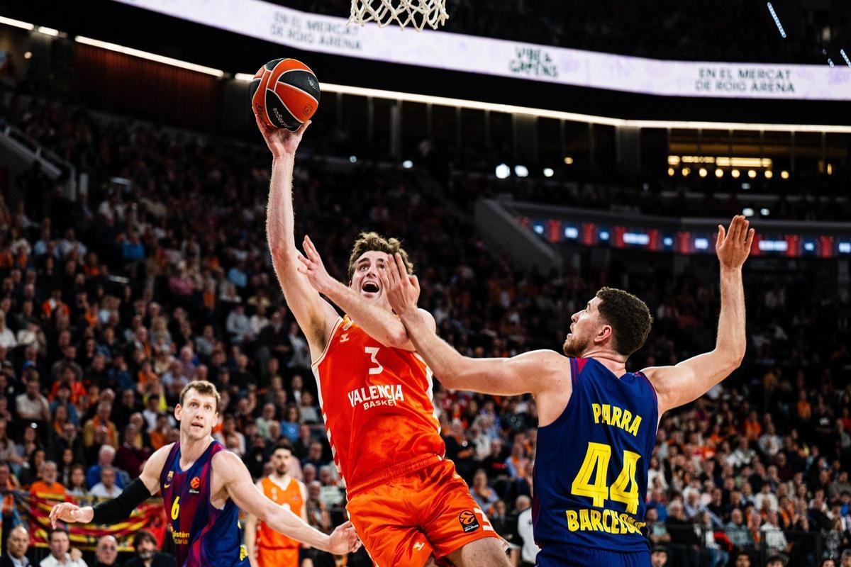 La buena defensa del Barça ayudó a colapsar al Valencia Basket en el Roig Arena