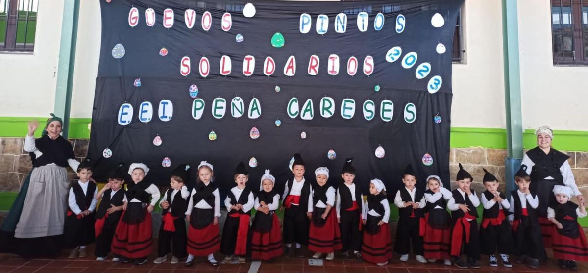 Güevos Pintos y traxes asturianos: los neños del Peña Careses caltienen les costumes