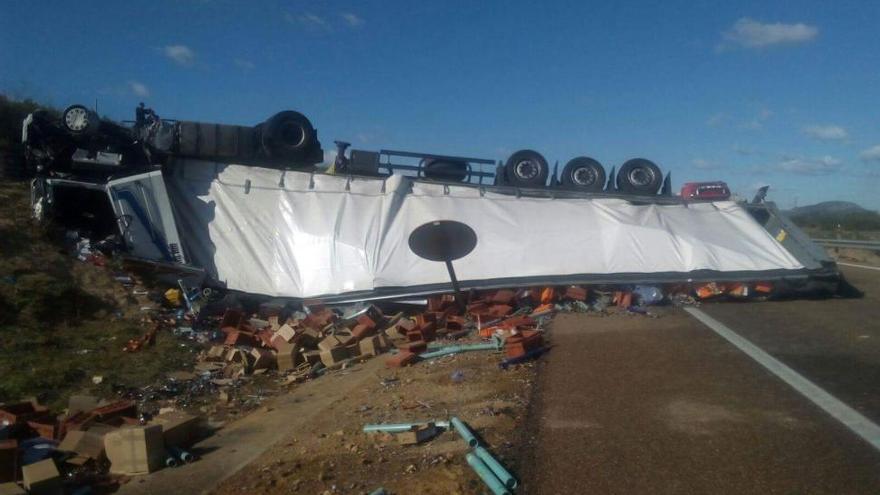 Un hombre fallece tras colisionar un camión y una furgoneta en Torremejía