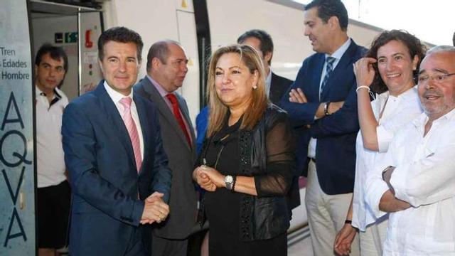 La vicepresidenta de la Junta de Castilla y León, Rosa Valdeón, recibe a los viajeros del AVE de Madrid en la estación zamorana.