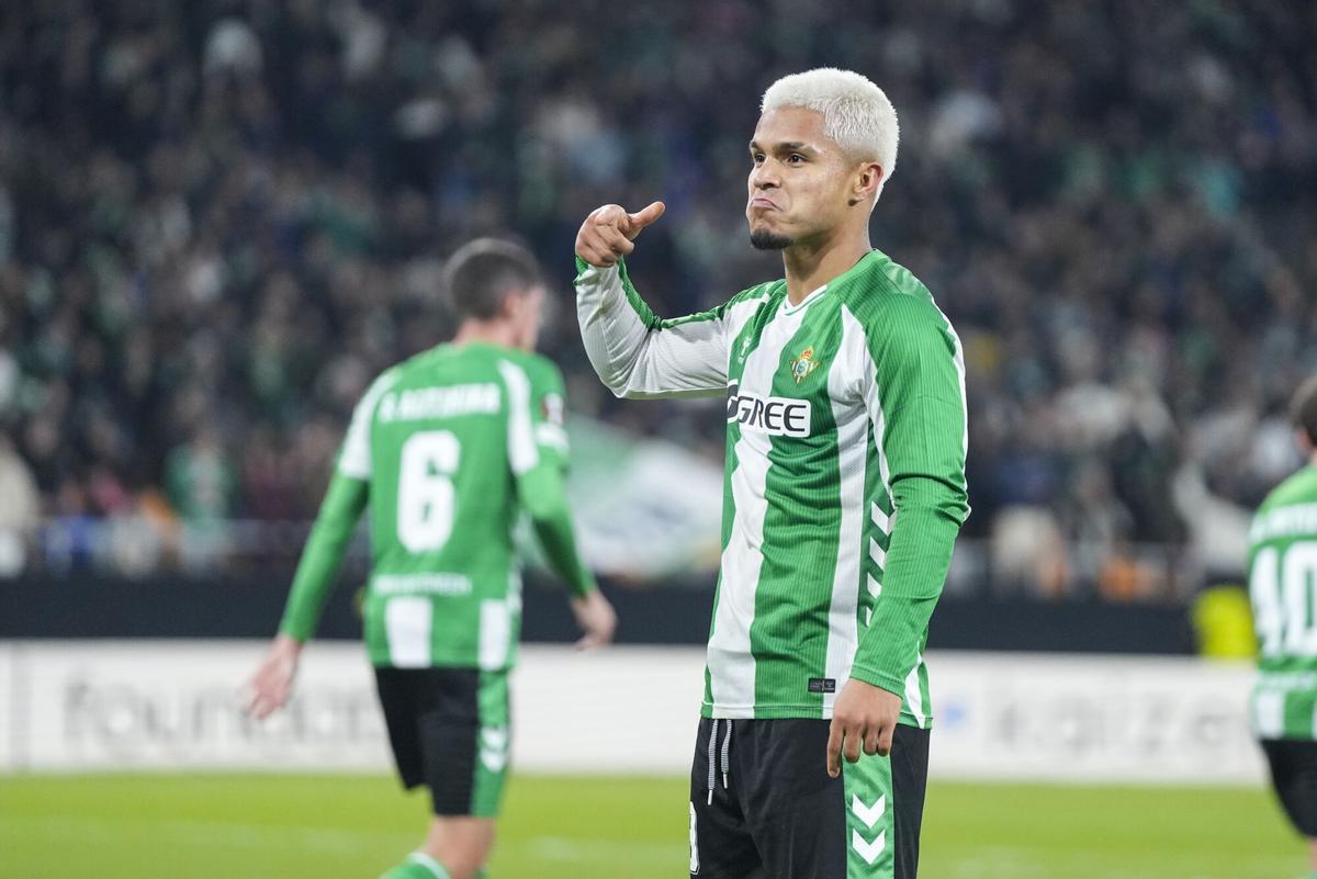 Cucho Hernández, del Real Betis, celebra un gol durante el partido de fútbol de la UEFA Europa League disputado entre el Real Betis y el FC Utrecht en el estadio La Cartuja.