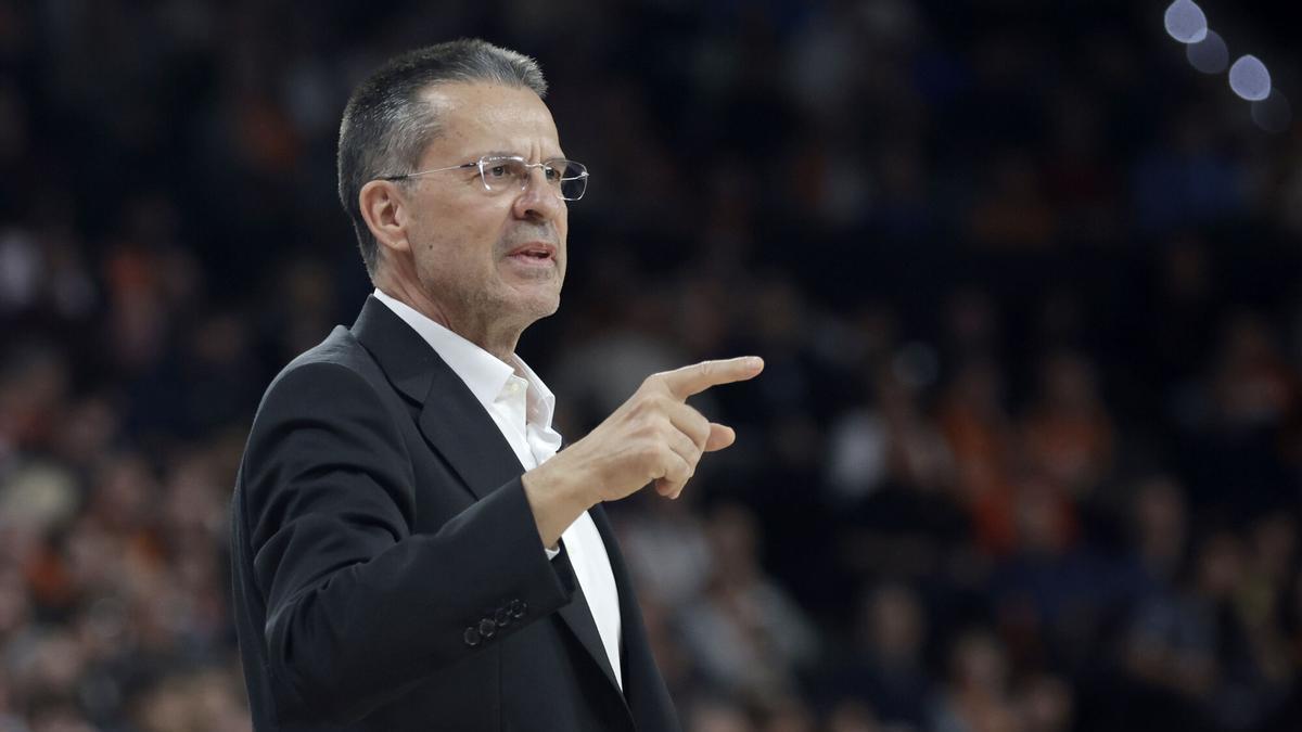 Pedro Martínez, tècnic local. El entrenador del Valencia Basket, Pedro Martínez, durante el partido de la jornada 21 de la Liga Endesa de baloncesto disputado en el pabellón Roig Arena de Valencia, entre Valencia Basket y UCAM Murcia. EFE/Miguel Ángel Polo
