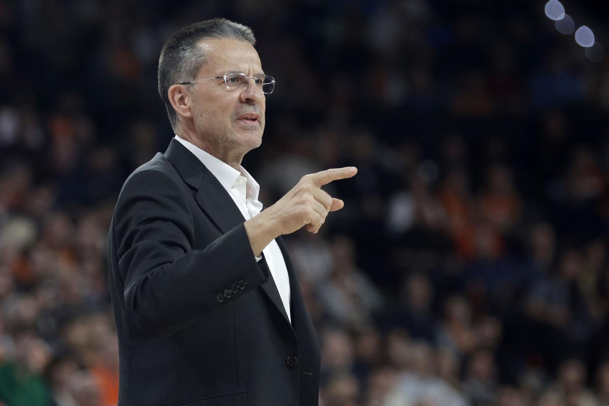 Pedro Martínez, dando instrucciones durante un partido en el Roig Arena